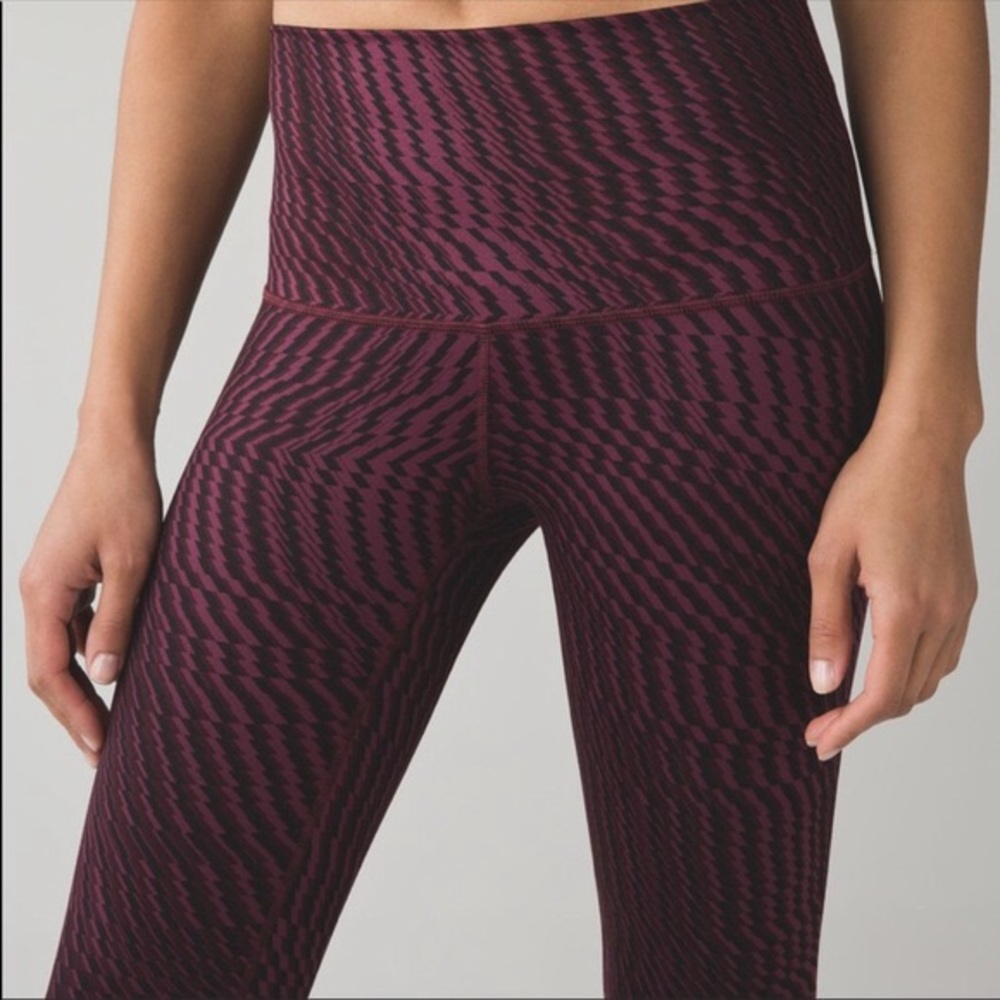 Lululemon Cropped Wunder Unders size 8